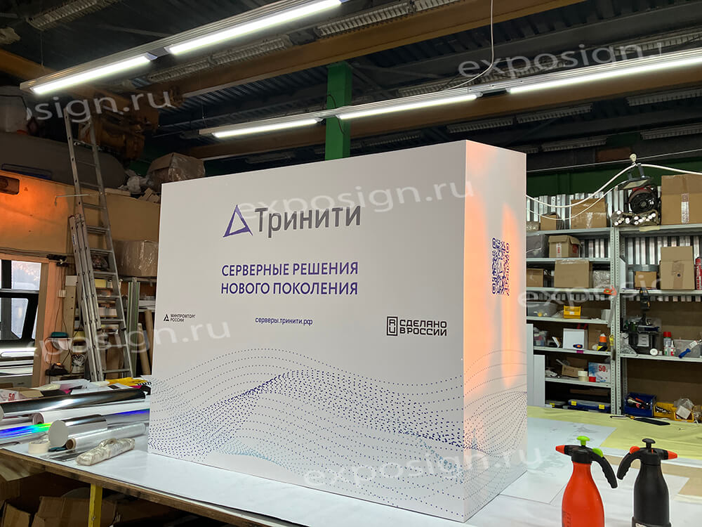 Рекламные кубы разных размеров в ТРЦ